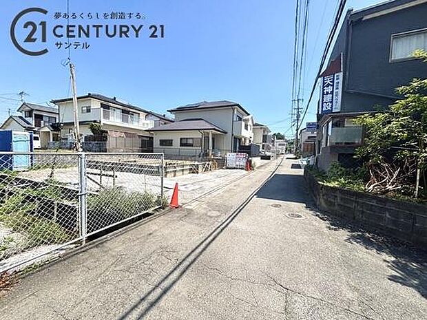 南側の前面道路から撮影した現地写真です♪