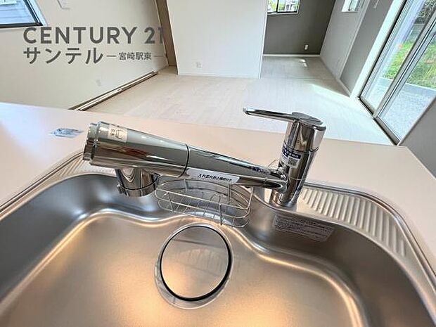 (同仕様写真)キッチン浄水器付きです。