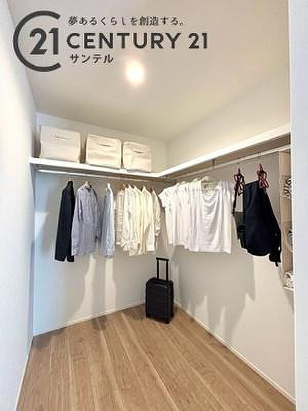 ウォークインクローゼットです♪お洋服もたっぷり収納できます♪衣装ケースも入るので、衣替えのシーズンが来ても、スムーズにお洋服などの整理ができます♪