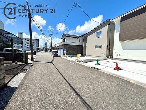 東側の前面道路の写真です♪