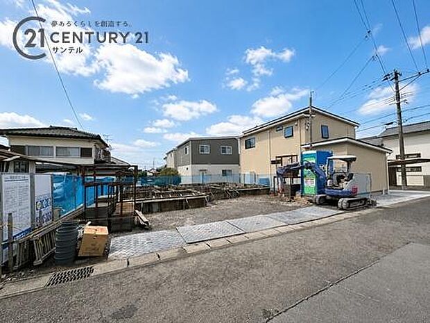 現在、基礎工事中です。