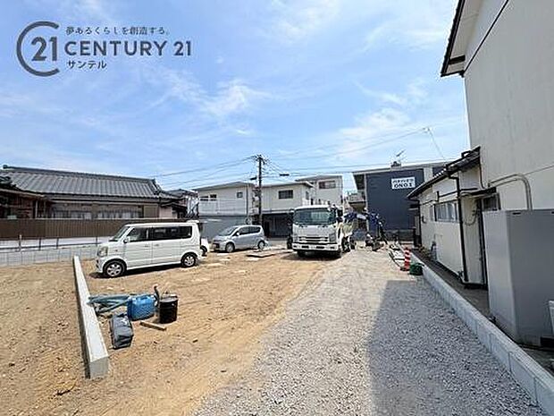 現在、基礎工事中です。