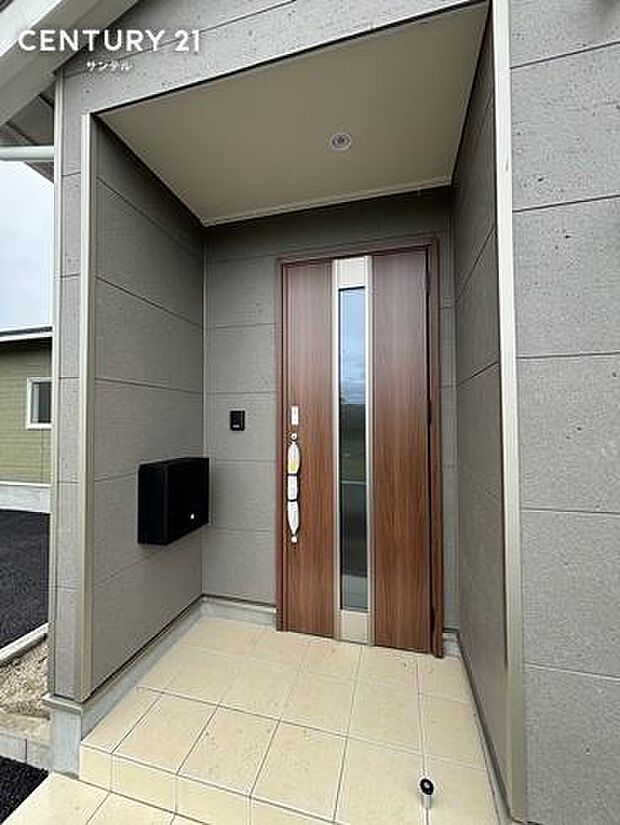 玄関は屋根があるので、ちょっとした雨の日でも焦ることなく鍵や傘の開け閉めができます♪