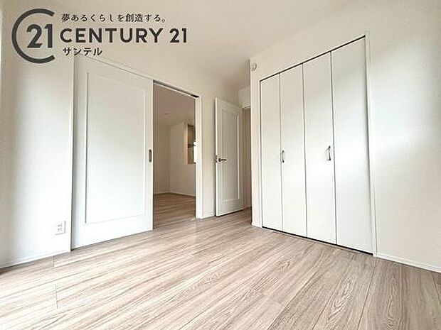 1階の洋室です。リビング横にあるため、お子様の遊び場や客間としても活用できます。