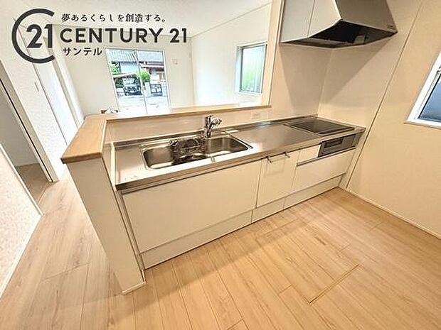 カウンターキッチンからリビングにいるご家族の様子が見えるので、コミュニケーションをとりながら、ご家族の大切な時間を共有できるキッチン♪細部までスタイリッシュさにこだわったデザインです。