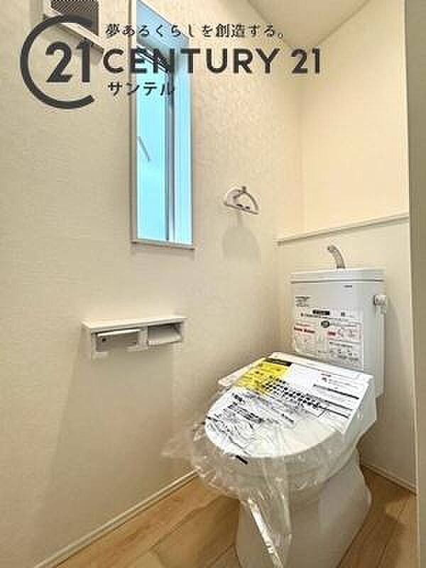 ウォシュレットが付いた広々として落ち着いた空間のお手洗いになります♪