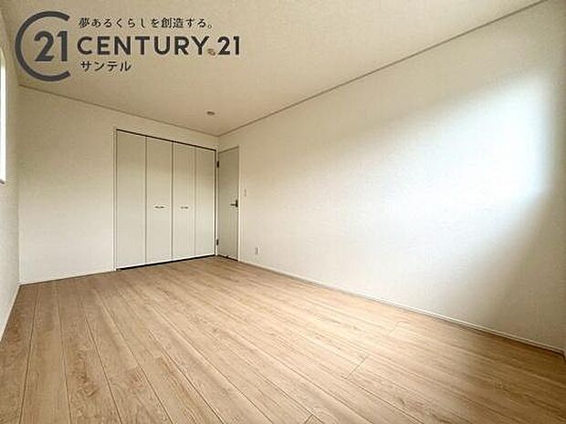 7.5帖の洋室です。しっかり日が差し込みますので気持ちの良い目覚めができる素敵な洋室になります♪クローゼットが付いております。