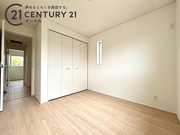 5帖の洋室です。ご家族のライフスタイルに合わせて、様々な使い方ができるお部屋です。