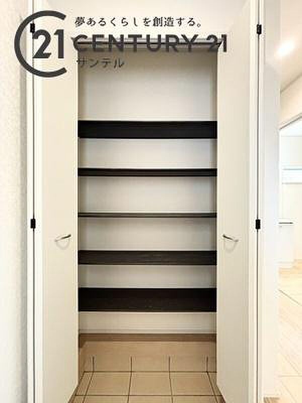 シューズボックス付きで、玄関を綺麗に保つことができます。