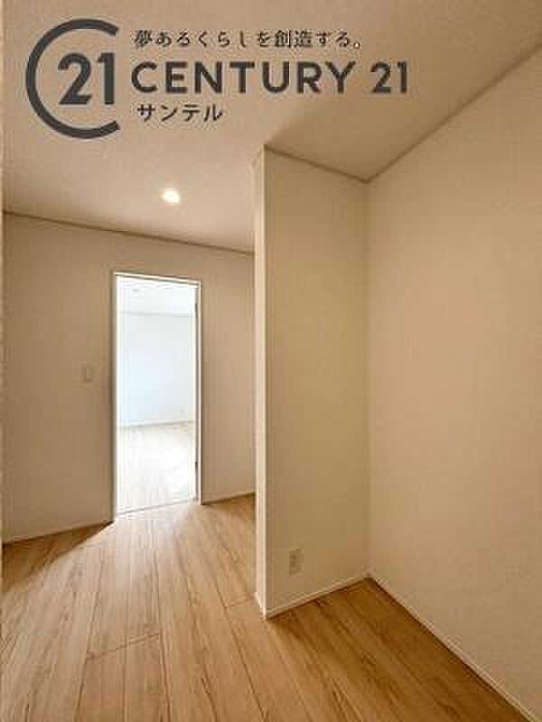 ウォークインクローゼットです♪お洋服もたっぷり収納できます♪衣装ケースも入るので、衣替えのシーズンが来ても、スムーズにお洋服などの整理ができます♪