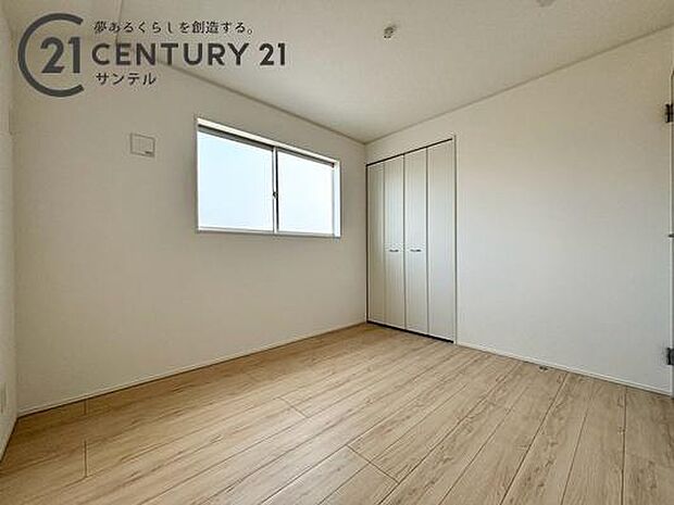 大きな窓から心地よい自然光が差し込む明るい一室。バルコニーに直結しているため、布団干しや空気の入れ替えがスムーズに行えます。