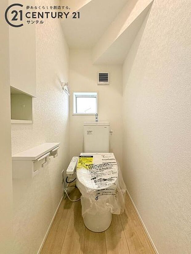 ウォシュレットが付いた広々として落ち着いた空間のお手洗いになります♪