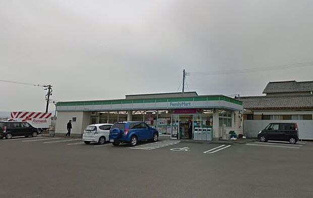 ファミリーマート飛江田入口店まで633m