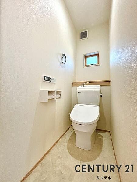 1階のトイレ♪換気できる小窓付きのトイレです！温水洗浄暖房便座でございます(^^♪