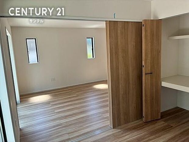 (同仕様写真)洋室※床色、建具の色が異なる場合がございます。便利な収納付き。限られた空間を有効活用でき、お部屋を広くすっきり使えます。