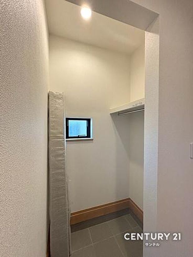 収納量の多いシューズクローゼットがあるので散らかりやすい玄関を整頓出来ます！ゴルフバッグやキャンプ用品も収納できます♪ハンガーパイプもある為、外出時に着ていた上着をそのままかける事ができます。