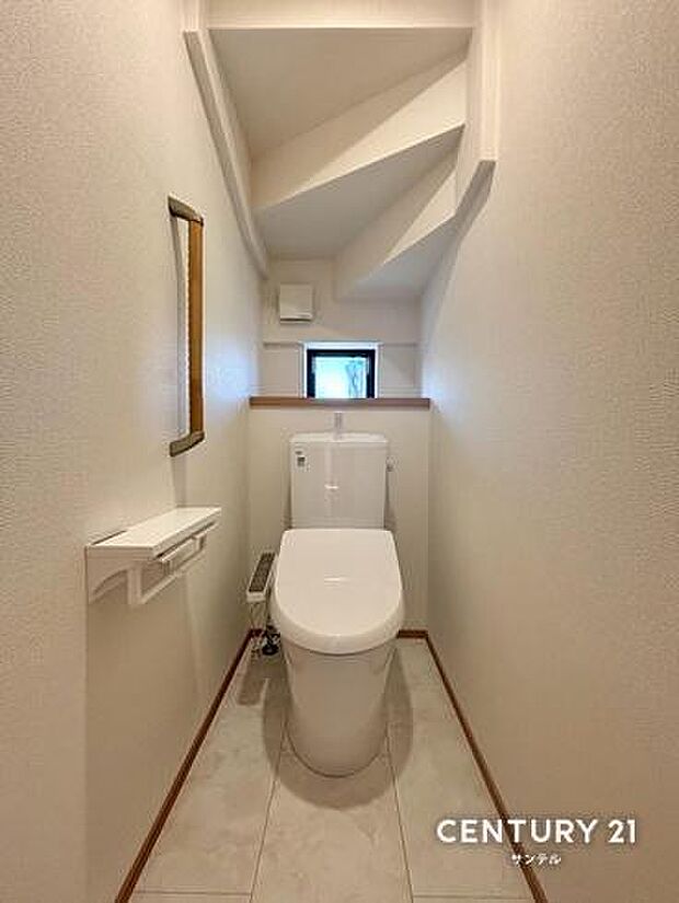 ウォシュレットが付いた広々として落ち着いた空間のお手洗いになります♪