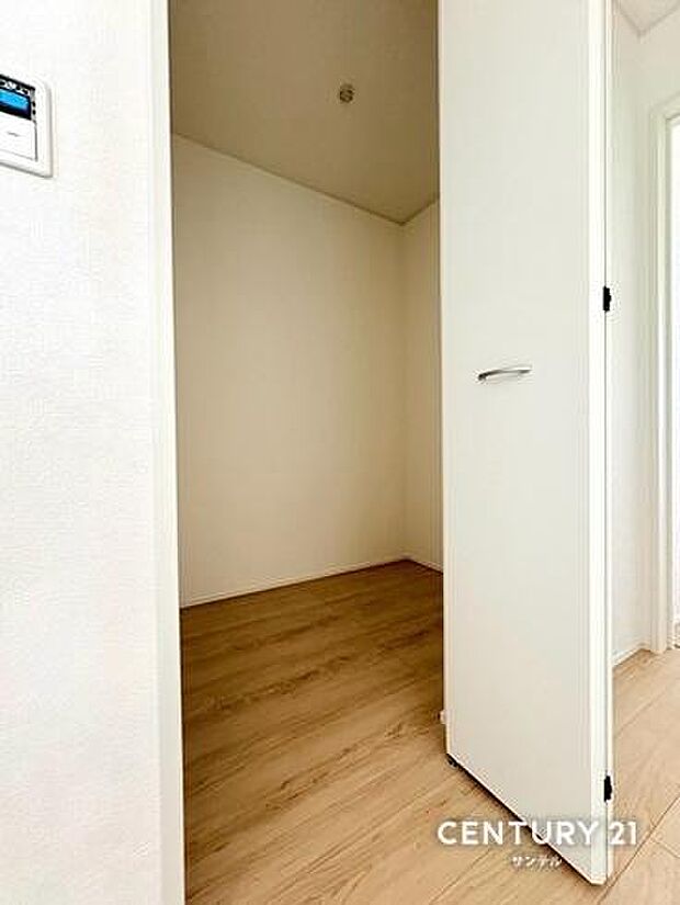 2階のウォークインクローゼットです。荷物の多いご家族でも安心です。