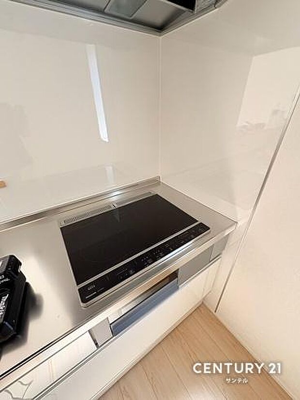 火を使わず安心・安全にお料理が楽しめる3口IHコンロを採用。