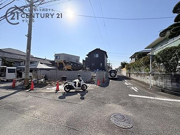 前面道路から撮影した現地写真です。
