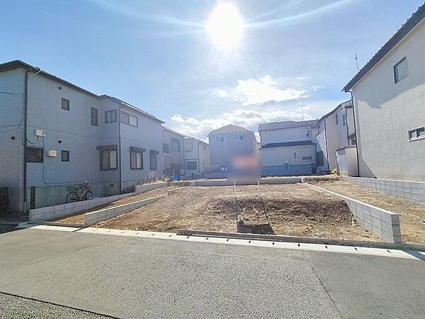 現地ご見学の際、スタッフが様々なご質問に対応いたします、周辺環境、前面道路、建築可能な建物について、ぜひご相談ください。