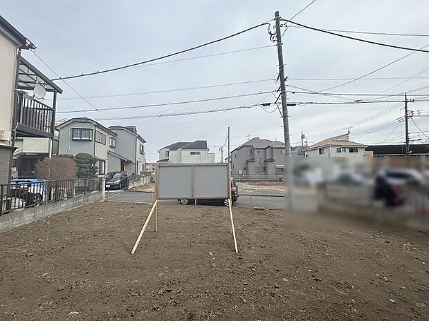 現地ご見学の際、スタッフが様々なご質問に対応いたします、周辺環境、前面道路、建築可能な建物について、ぜひご相談ください。