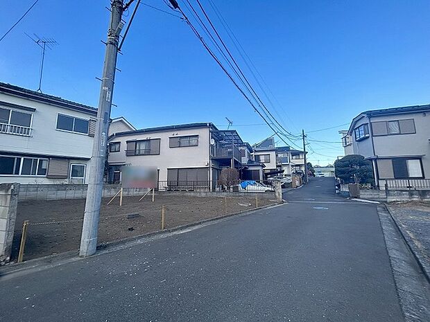 安心して暮らすことのできる住宅街。 住宅地の道路は一般に交通量が少なく車などの騒音が少ないため、住民にとって静かな生活環境が提供されます。
