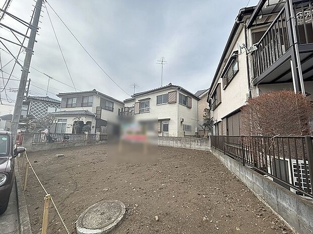 現地ご見学の際、スタッフが様々なご質問に対応いたします、周辺環境、前面道路、建築可能な建物について、ぜひご相談ください。 