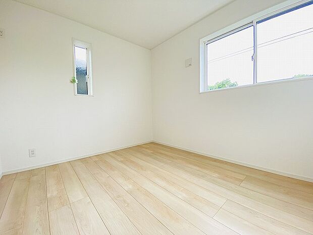 洋室はモダンなデザインと機能性を備え、快適な生活空間に。明るい窓から差し込む自然光が広々とした空間をさらに明るく開放的に感じさせます。