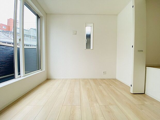 実際に室内をご見学頂くと生活のイメージが広がると思います。家具を置いたイメージや窓からの景色など。周辺で販売に出している物件も一緒にまとめてご見学頂き、比較する事もできます。