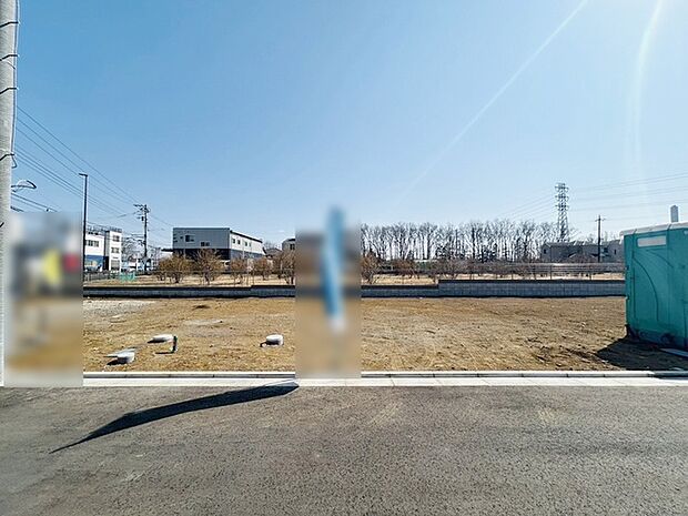 現地ご見学の際、スタッフが様々なご質問に対応いたします、周辺環境、前面道路、建築可能な建物について、ぜひご相談ください。