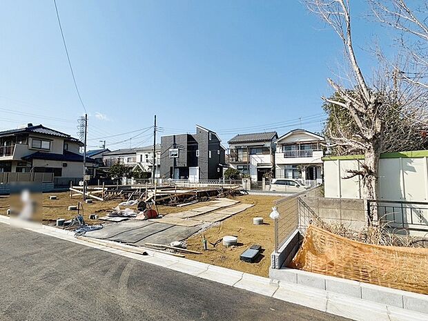 現地ご見学の際、スタッフが様々なご質問に対応いたします、周辺環境、前面道路、建築可能な建物について、ぜひご相談ください。