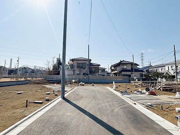 安心して暮らすことのできる住宅街。 住宅地の道路は一般に交通量が少なく車などの騒音が少ないため、住民にとって静かな生活環境が提供されます。