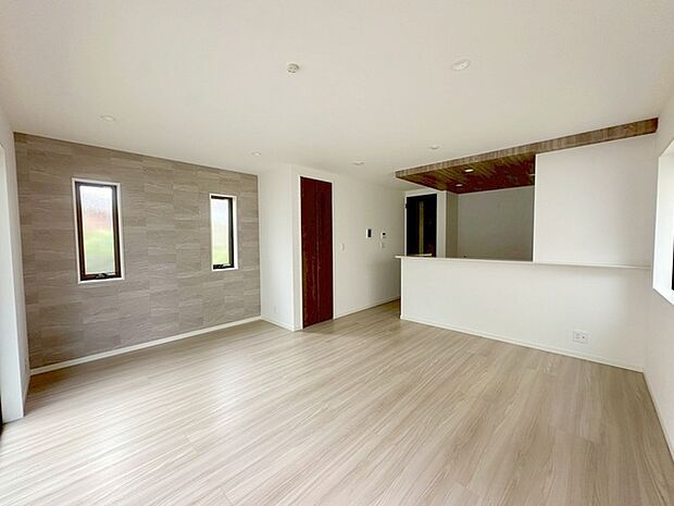 家族の集まるリビングは気持ちの良い自然光が差し込む団欒空間。室内のご見学予約も随時、受付中ですのでお気軽にお問合せください。 