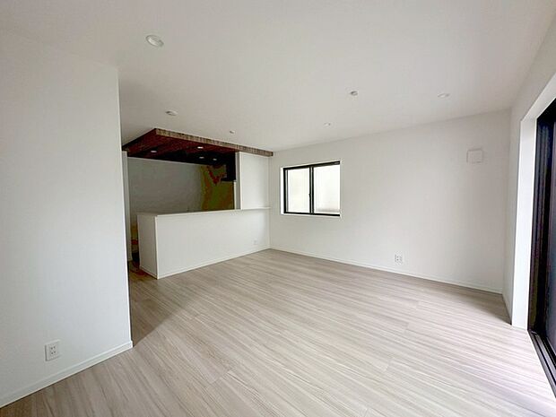 実際に室内をご見学頂くと生活のイメージが広がると思います。家具を置いたイメージや窓からの景色など。周辺で販売に出している物件も一緒にまとめてご見学頂き、比較する事もできます。