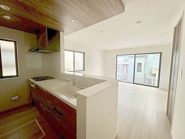 家族が食事するダイニングスペースをキッチンから見渡せる設計に。お料理をしながら家族とのコミュニケーションが増えそうな予感。