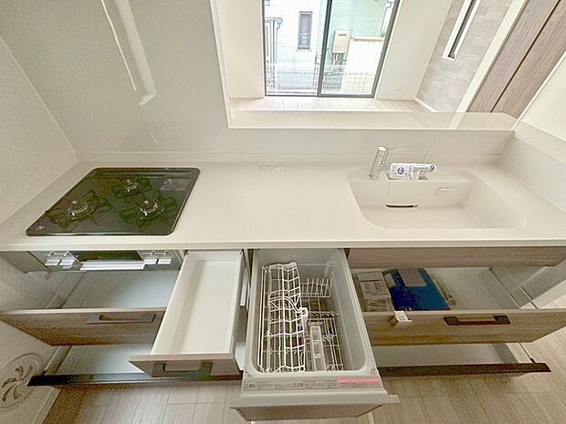 毎日の家事をサポートしてくれる食洗器も標準に装備。ちょっと嬉しい設備です 