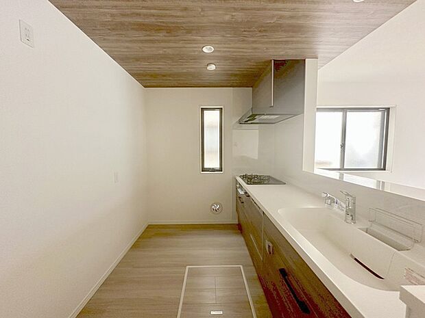 キッチンコンロスペースの近くには、空気の入れ替えが可能な開口部を設置！！ お料理をする際には、換気扇を回しながら匂いが籠らない様に開放してお料理もお楽しみ頂けます。 