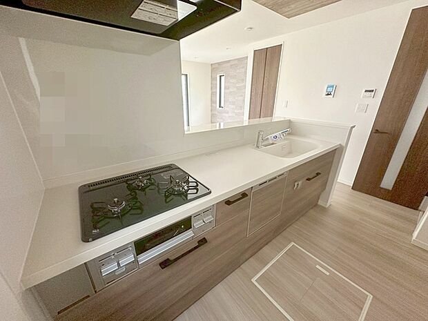 お料理をしながらリビングの家族やゲストとの会話が楽しめるカウンタータイプのキッチン。毎日のお料理を楽しく快適に。 