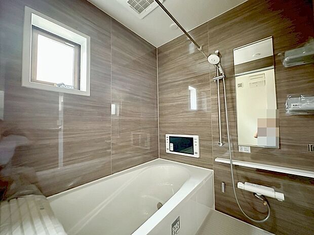 一日の疲れを癒してくれるゆったりとしたバスルームです。