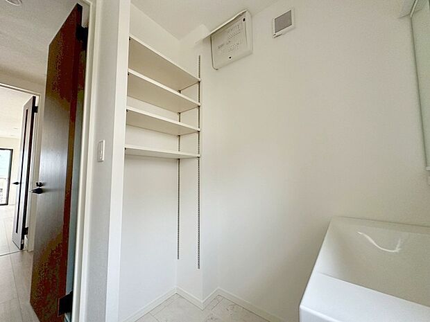 各所に効率的に配置された収納スペースがあり、日常のモノをすっきりと収納できます。 