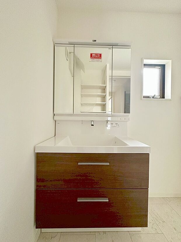 三面鏡に洗面台。 コンセントに照明機能、多機能性を備えた設備です。  