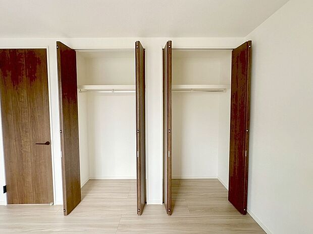 スタイリッシュなデザインと快適な居住性を兼ね備えた洋室。広々とした空間は、自分らしいインテリアを楽しむことができるほか、リラックスした時間を過ごすことができそうです。 