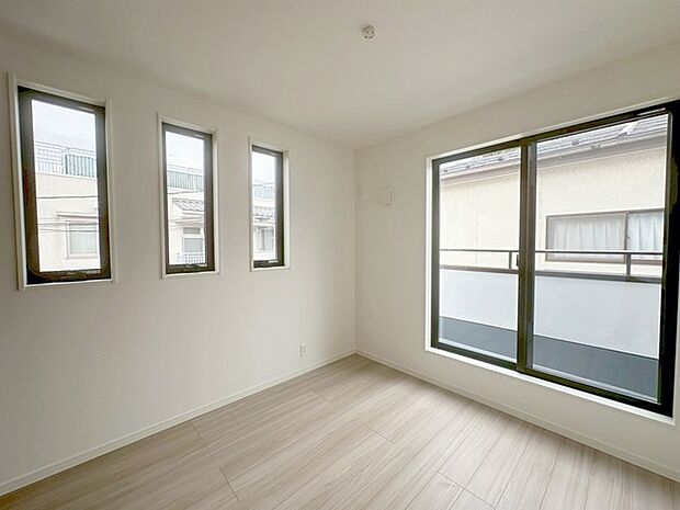 洋室はモダンなデザインと機能性を備え、快適な生活空間に。明るい窓から差し込む自然光が広々とした空間をさらに明るく開放的に感じさせます。  