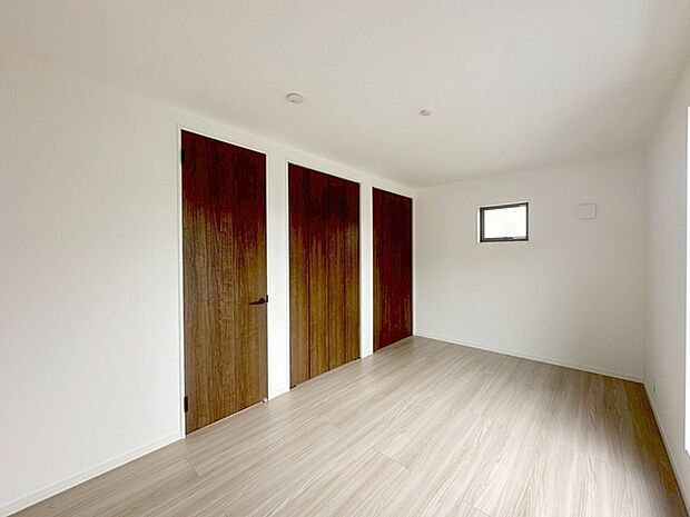 スタイリッシュなデザインと快適な居住性を兼ね備えた洋室。広々とした空間は、自分らしいインテリアを楽しむことができるほか、リラックスした時間を過ごすことができそうです。 