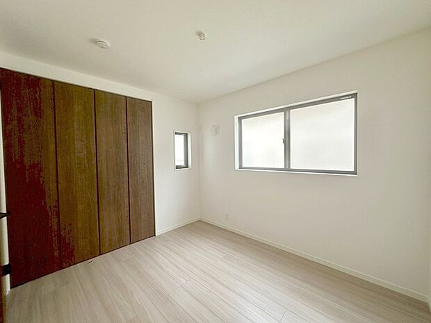 スマートなデザインと賢い収納が生活を快適にします。広々とした雰囲気を演出する工夫が施され、生活空間の魅力を引き出します。