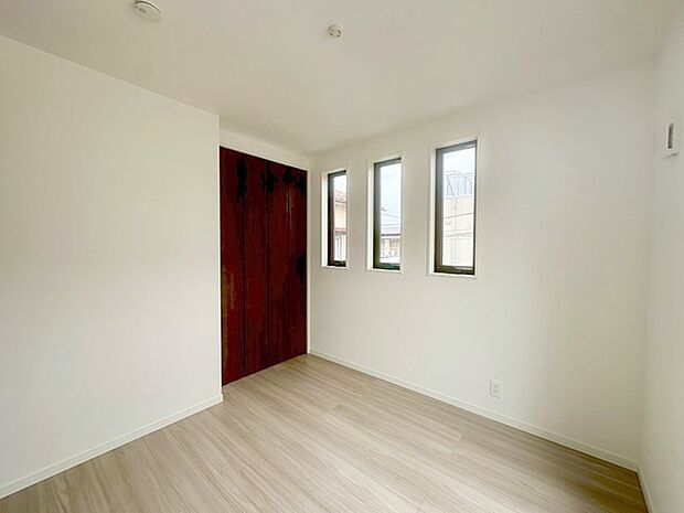 実際に室内をご見学頂くと生活のイメージが広がると思います。家具を置いたイメージや窓からの景色など。周辺で販売に出している物件も一緒にまとめてご見学頂き、比較する事もできます。