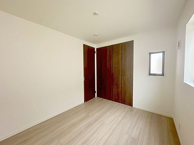 洋室はモダンなデザインと機能性を備え、快適な生活空間に。明るい窓から差し込む自然光が広々とした空間をさらに明るく開放的に感じさせます。