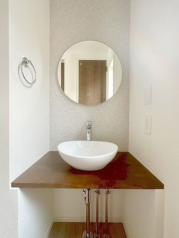 実際に室内をご見学頂くと生活のイメージが広がると思います。家具を置いたイメージや窓からの景色など。周辺で販売に出している物件も一緒にまとめてご見学頂き、比較する事もできます。