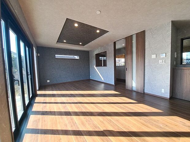 約21帖のリビング　明るい光を取り込む大空間　ガレージの愛車を望む窓も